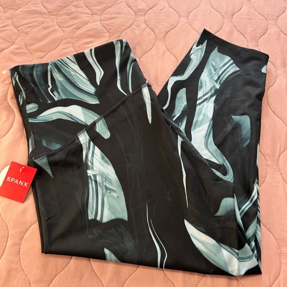 SPANX Black and White Leggings with Dynamic Pattern